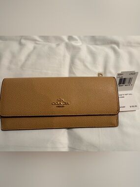 Coach Linud Embossed Textured Soft Wallet – NWT light Beige/Nude